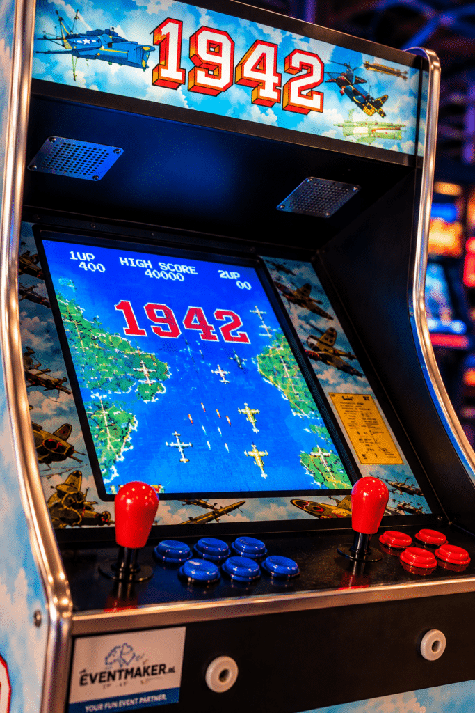 Original 1942 arcadekast close-up Close-up van Original 1942 arcadekast met scherm en bediening