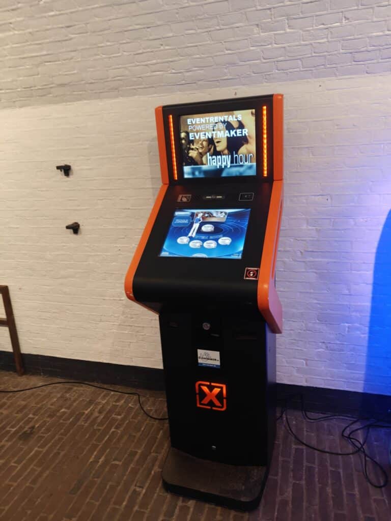 Find It Foto Play machine huren Close-up van Find It Foto Play machine met touchscreen